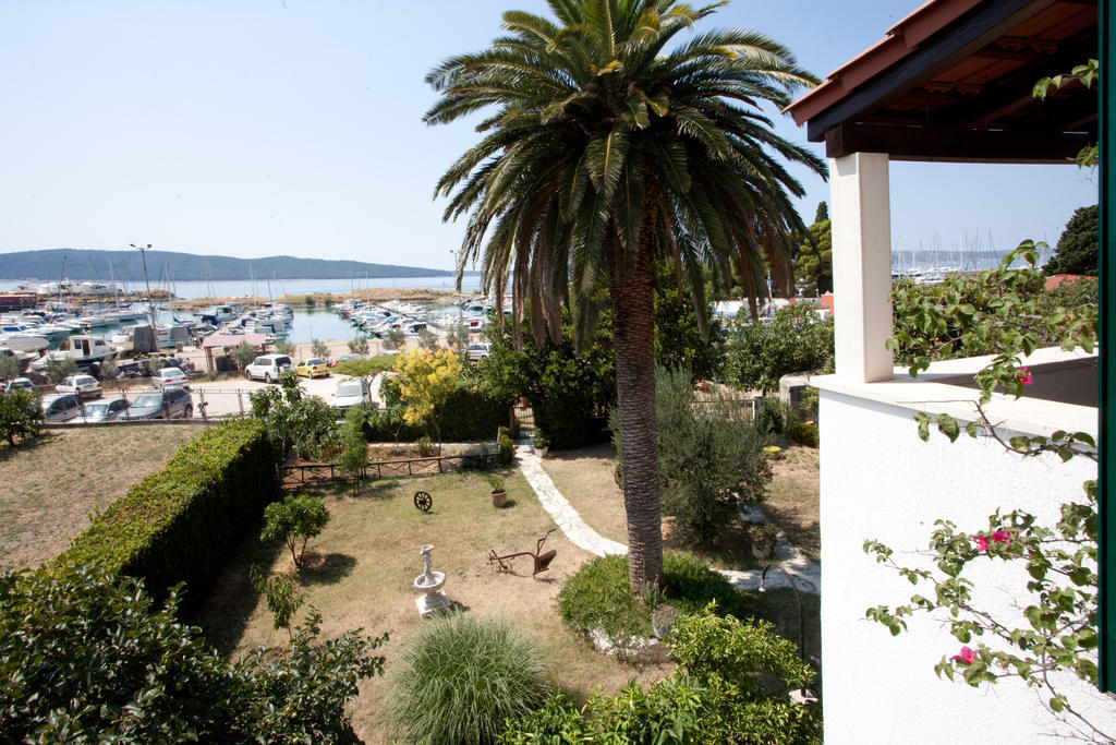 Yacht Beach Apartments Kastela Bagian luar foto