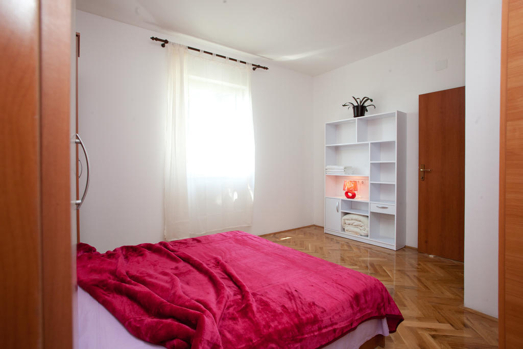 Yacht Beach Apartments Kastela Bagian luar foto