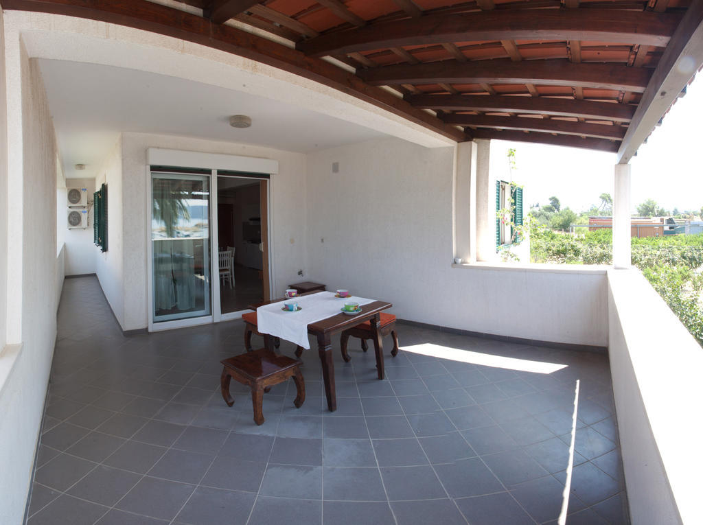 Yacht Beach Apartments Kastela Ruang foto
