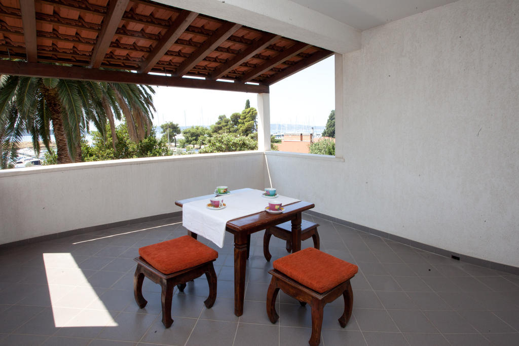 Yacht Beach Apartments Kastela Bagian luar foto
