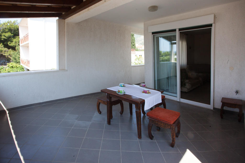 Yacht Beach Apartments Kastela Bagian luar foto