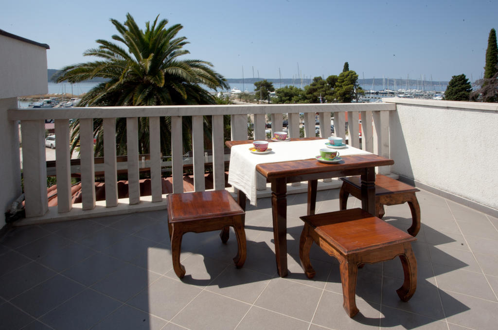 Yacht Beach Apartments Kastela Bagian luar foto