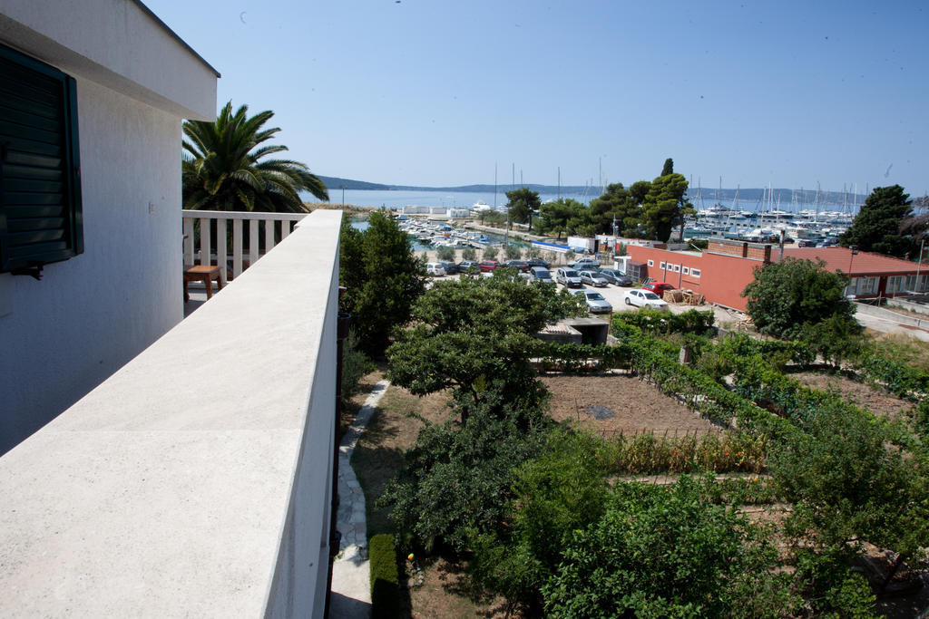 Yacht Beach Apartments Kastela Ruang foto