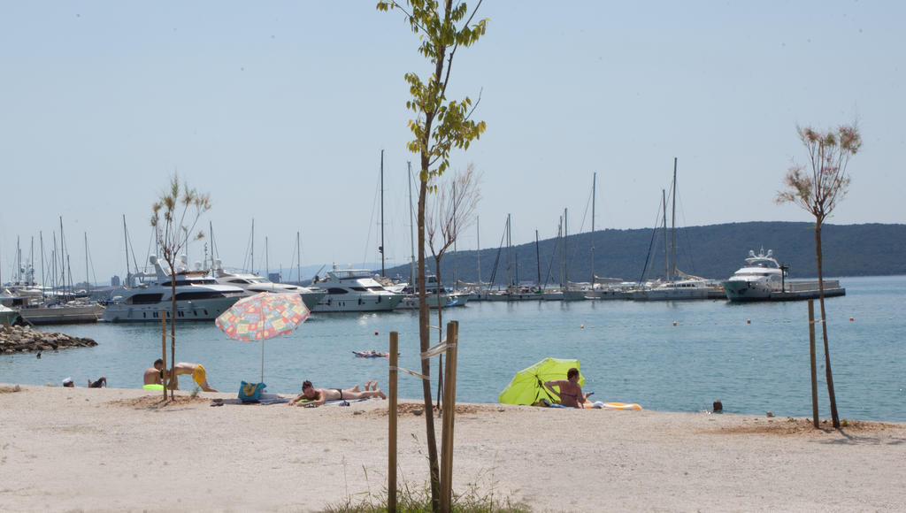 Yacht Beach Apartments Kastela Bagian luar foto